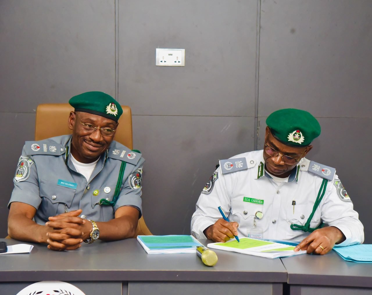 Olomu-hand-over-1 Olomu-hand-over-1