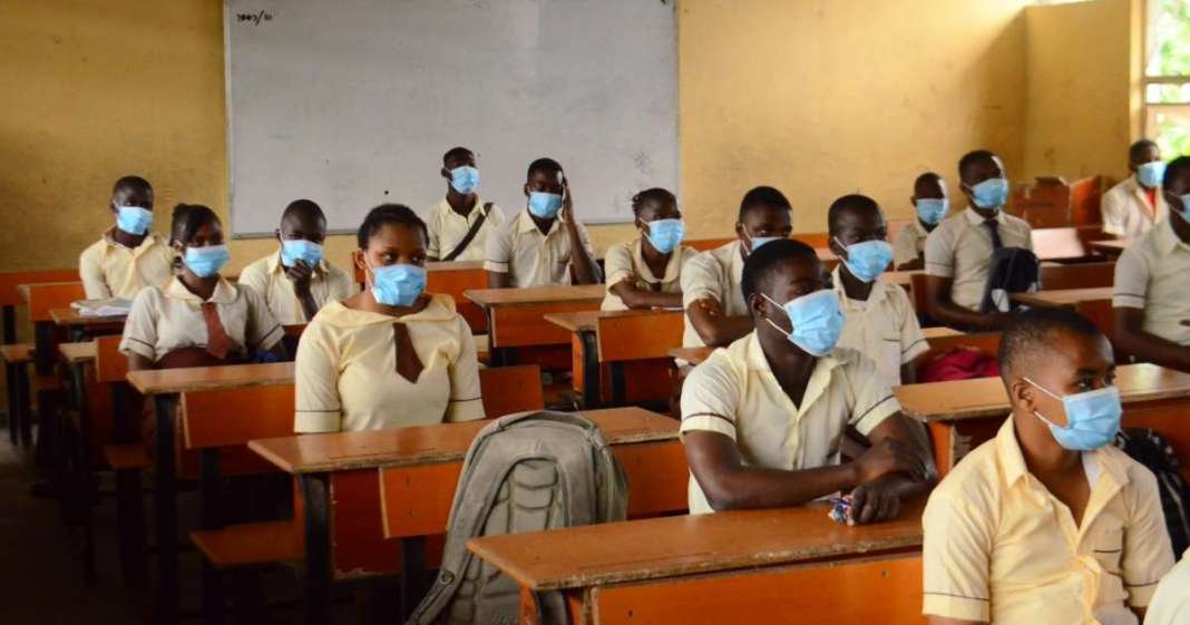students-wear-facemasks